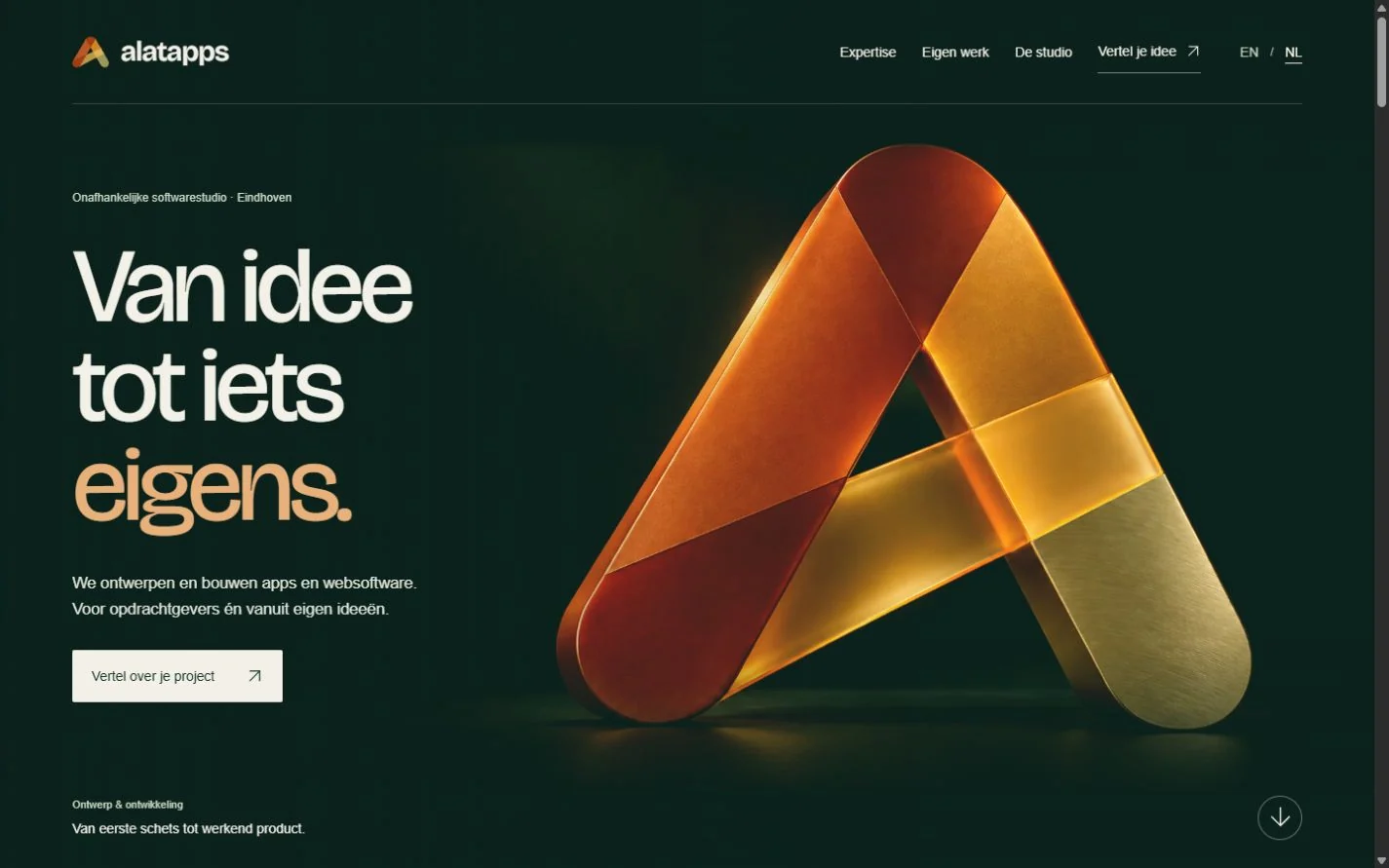 De Alatapps-website met het koperen A-merk, grote typografie en een directe contactactie.